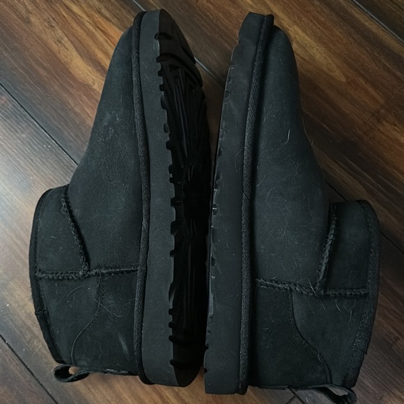 Black short Uggs - Picture 2 of 6